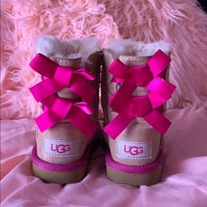 Pink bowed UGGS toddler size 6.